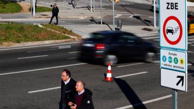 Técnicos del Área Metropolitana de Barcelona (AMB) instalando la señalización viaria de la Zona de Bajas Emisiones. FOTO: EFE