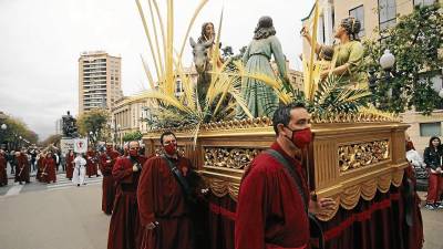 Un momento de la procesión de la Borriquita a su paso por la Rambla Nova. Foto: Àngel Ullate
