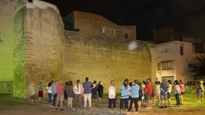 Un centenar de personas participaron en una caminata nocturna para conocer el pasado medieval de Constantí
