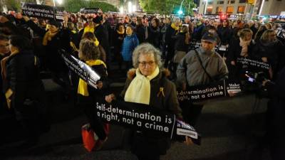 En la concentración también han estado presentados pancartas con otros lemas en inglés, com el de 'Self determination is a right, not a crime'. Foto: Pere Ferré