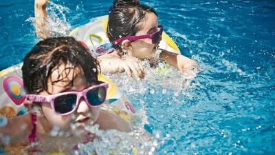 En la época estival, como los niños pasan mucho tiempo en el agua, la infección aparece con frecuencia. FOTO: Cedida