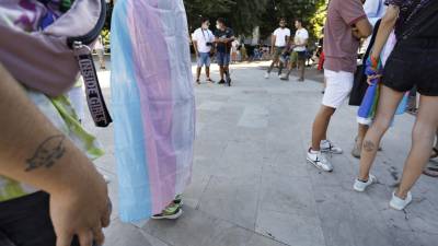 Una persona con la bandera trans durante la celebración del Día del Orgullo el lunes pasado en la Plaça dels Carros. FOTO: PERE FERRÉ