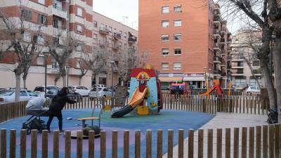 Parque infantil de la Plaça dels Infants. Los vecinos se quejan del mantenimiento. FOTO: FABIÁN ACIDRES