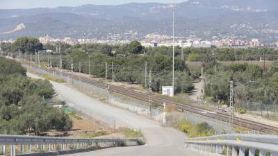 Punto donde se cruzan el Corredor del Mediterrani y la vía convencional Tarragona-Reus, en el término municipal de Vila-seca. FOTO: P.FERRÉ
