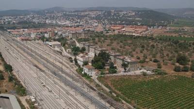 Imagen aérea de la estación de Sant Vicenç de Calders, con numerosas líneas