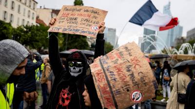 Protesta en París el pasado sábado contra el pasaporte Covid. FOTO: EFE/IAN LANGSDON
