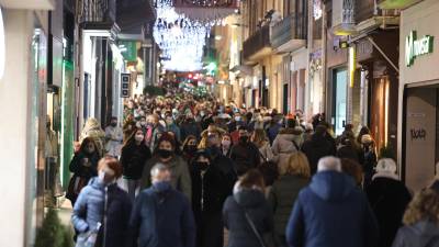 La calle Monterols, el sábado. Los comerciantes de Reus están satisfechos con las ventas hasta ahora, pero temen las restricciones. Alba Mariné