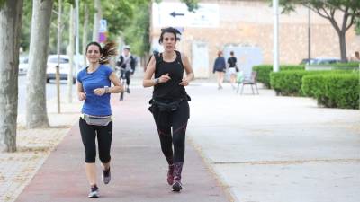 Dos jóvenes, practicando ejercicio físico ayer por la tarde en la Avenida de Castellvell de Reus. FOTO: ALBA MARINÉ