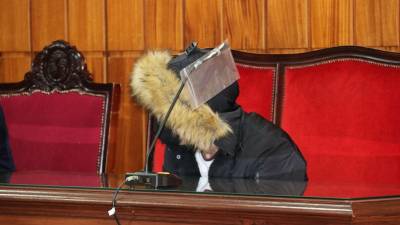 Imatge de l'acusat durant el judici on s'ha presentat cobert amb una caputxa que li tapava el rostre. Foto: ACN