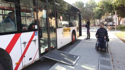 Imagen archivo de Carles Balañà en un autobús de Tarragona. Los buses municipales sí que tienen una tarifa especial. FOTO: LLUÍS MILIÁN/DT