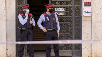 Imagen de los Mossos frente a la puerta de la empresa donde tuvo lugar el tiroteo en Tarragona. Foto: EFE