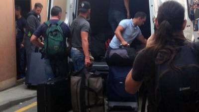 Agents de la Guàrdia Civil carreguen maletes en una furgoneta, un cop han estat expulsats de l'hotel de Calella on s'allotjaven, el 2 d'octubre de 2017