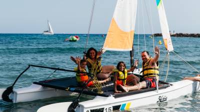 Una familia disfruta en un catamarán de una de las actividades que ofrece la Estación Náutica. FOTO: CEDIDA