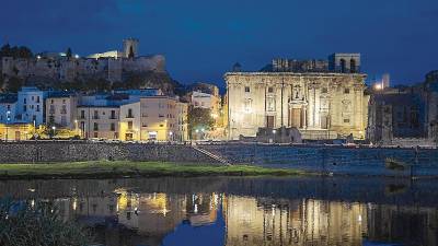 El Bisbat de Tortosa, amb ajudes de l’Ajuntament, la Diputació i Cultura, vol restaurar l’any que ve la deteriorada façana de la Catedral. FOTO: Joan Revillas