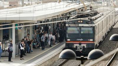 Los usuarios de la estación de Tarragona esperando para coger el tren. FOTO: PERE FERRÉ/DT