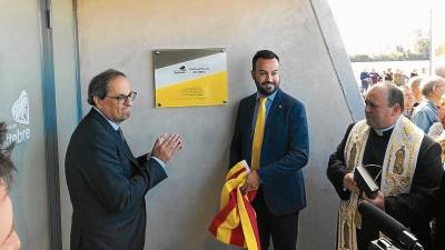 El president Quim Torra i l’alcalde de Deltebre, Lluís Soler, durant el descobriment de la placa, ahir al migdia, al nou centre. FOTO: M. Pallá