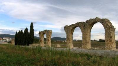 Prop de la masia dels Arcs es conserven les restes d'un aqüeducte d'època tardo-romana (segle IV o V)