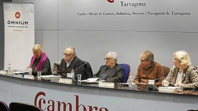 Carme Vidal, Josep Lluís Carod-Rovira, mossèn Josep Gil, Antoni Batista i Rosa M. Codines, ahir, durant la presentació. FOTO: Pere Ferré