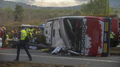 L’autocar accidentat a l’autopista AP-7, el març del 2016. FOTO: JOAN REVILLAS