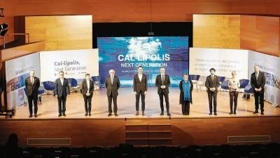 Foto final del acto con los diez protagonistas en el escenario del Auditori Josep Carreras. FOTO: Fabián Acidres