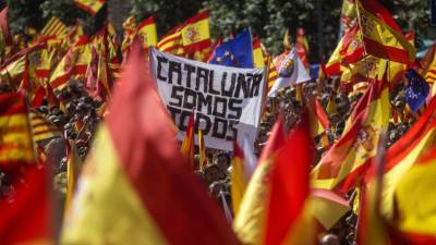 Vista de la manifestació convocada per Societat Civil Catalana avui a Barcelona en defensa de la unitat d'Espanya. FOTO: EFE