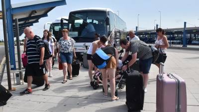 Imagen de un grupo de turistas en el Aeropuerto de Reus. Foto: A.G.