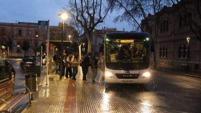 Estudiantes hacen cola para subir al autocar en la primera expedición del día, a las 7.15 h., en la nueva parada de Reus Centre. FOTO: FABIÁN ACIDRES