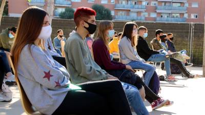 Alumnos de primer curso en una de las sesiones de acogida que la URV ha organizado al aire libre. FOTO: ACN