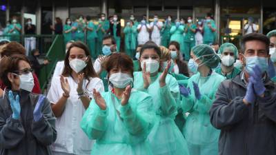 Imagen del personal sanitario del Hospital 12 de Octubre, aplaudiendo, a las ocho de la tarde. EFE