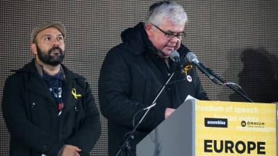 El vicepresident d'Òmnium, Marcel Mauri, i el vicepresident de l'ANC, Agustí Alcoberro, durant els parlaments a la manifestació de Brussel·les el 7-D. FOTO.ACN