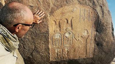 L'egiptòleg David Rull mostra inscripcions faraòniques a Tombos, al Sudan. FOTO: CEDIDA/ SANTIAGO TEJEDOR