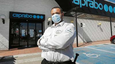 Robert Lattio trabaja como agente de seguridad en el supermercado Caprabo de Altafulla a través de la empresa Pycseca Seguridad. FOTO: Pere Ferré