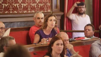 La concejal Laia Estrada, durante una de sus intervenciones en el pleno del Ayuntamiento de Tarragona. FOTO: lluís milián