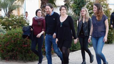 El candidato a la presidencia del Gobierno por Unidas Podemos, Pablo Iglesias, y la candidata al Congreso, Irene Montero (i), a su llegada al hotel Goya de Madrid para seguir al escrutinio de las elecciones. FOTO: EFE