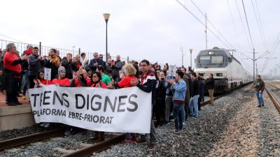 Els participants al tall de via, organitzat per Trens Dignes, a l'estació de l'Aldea per demanar un millor servei ferroviari a les Terres de l'Ebre. FOTO: ACN