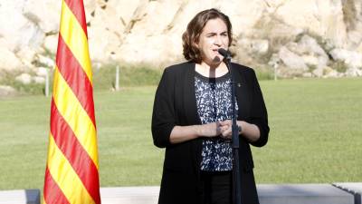 Pla mig de l'alcaldessa de Barcelona, Ada Colau, en el moment de la declaració institucional. FOTO: ACN