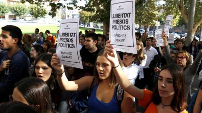 Pla mig on es poden veure diversos estudiants amb cartells demanant la llibertat de Sánchez i Cuixart al davant del rectorat de la UdL. FOTO: ACN