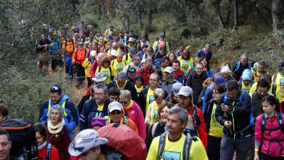 Pla mitjà on es pot veure una multitud de persones participant en l'ascens al Tossal de les Torretes, dins la iniciativa dels Cims per la Llibertat, el 13 d'octubre de 2018.