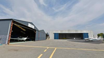 Imagen del nuevo hangar, al fondo, junto con otros dos de los que dispone el Aeroclub de Reus. Foto: A. González