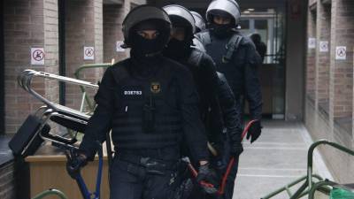Agentes de los Mossos d'Esquadra en la Universitat de Lleida durante el dispositivo de detención. FOTO: ACN