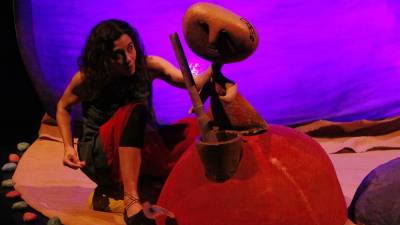 L'artista Marta Gorgs durant la representació de la funció 'Maüra, filla de la terra', que s'ha representat en el marc de la 16a edició del Guant, el Festival de Teatre de Titelles de Valls. ACN