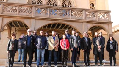 Imagen de todos los miembros del gobierno frente al Castell de Vila-seca. ACN