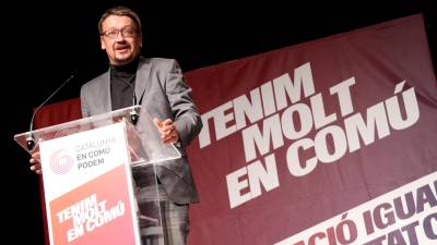 El cap de llista dels comuns, Xavier Domènech, davant del lema de CatECP per aquesta campanya 'Tenim molt en comú'. FOTO: ACN