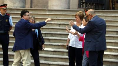 El secretari tercer del Parlament, Joan Josep Nuet, saluda els altres membres investigats de la Mesa, al peu de les escales del TSJC. Foto: Pol Solà