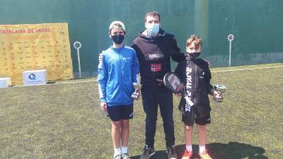 Hugo y Asier Estébanez Estévez, junto a Joel Climent con el que entrenan en el CUB. FOTO: Cedida