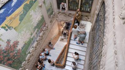 Los visitantes subiendo por la escalinata de Casa Navàs con Pere y Marcel. FOTO: Fabián Acidres