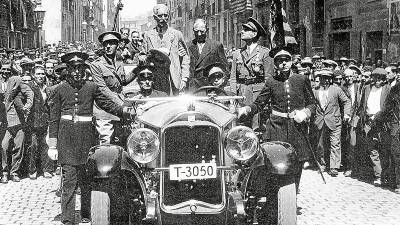 Multitudinària rebuda a Francesc Macià, acompanyat de l’alcalde de Reus, Evarist Fàbregas, el 10 de maig de 1931, en la primera visita del president de la Generalitat a la ciutat després de la proclamació de la República. FOTO: ESTANISLAU PEDROLA ROVIRA «SANDALIO»