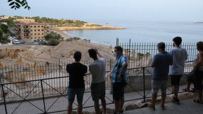Imagen de varios turistas en el anfiteatro de Tarragona. DT