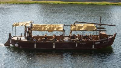 El llagut turístic ‘Lo Sirgador’, navegant pel riu Ebre a Tortosa. Foto: Joan Revillas