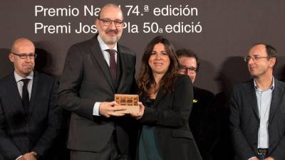 El periodista Antoni Bassas (2i) ganó anoche el 50 Premio Josep Pla de prosa en catalán, con su libro ‘Bon dia, són les vuit!’. FOTO: Marta Pérez/EFE